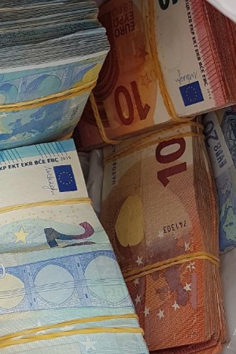 Politie vindt 130.000 euro en versnijdingsmiddelen bij inval Bergweg