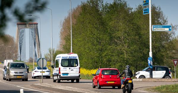 Roep om rotonde op gevaarlijke kruising bij Heusdense brug - BD.nl
