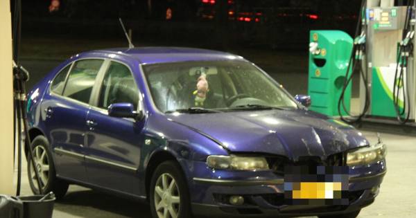 Voorbumper in puin na aanrijding met overstekende ree op A1 bij Holten, dier spoorloos - Tubantia