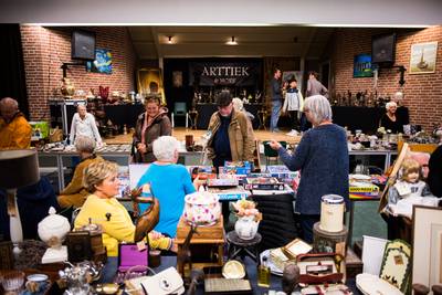 Tussen kunst en kitsch in het dorpshuis van Slijk-Ewijk