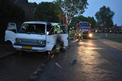 Busje in brand in Elst, vuur mogelijk aangestoken
