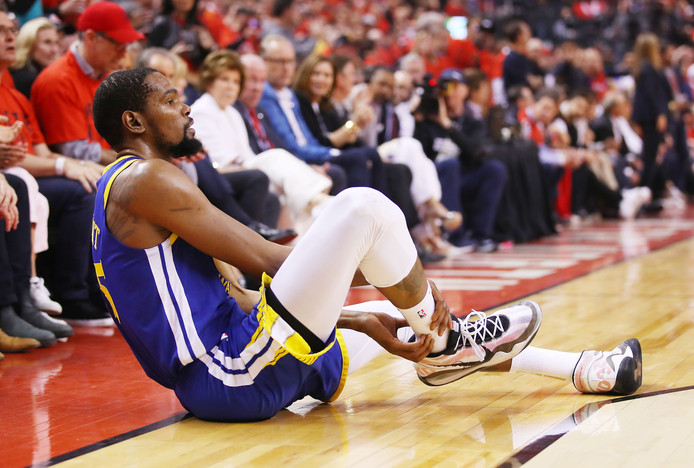 Kevin Durant grijpt naar zijn achillespees en weet dat hij de strijd moet staken.