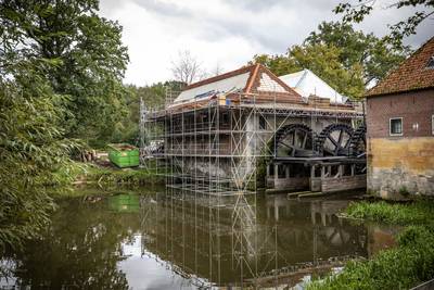 Molenhuis Singraven in de steigers