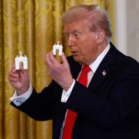 Van blauwe ‘reflecting pool’ tot triomfboog voor zichzelf: Trumps prestigeprojecten in Washington lopen vast
