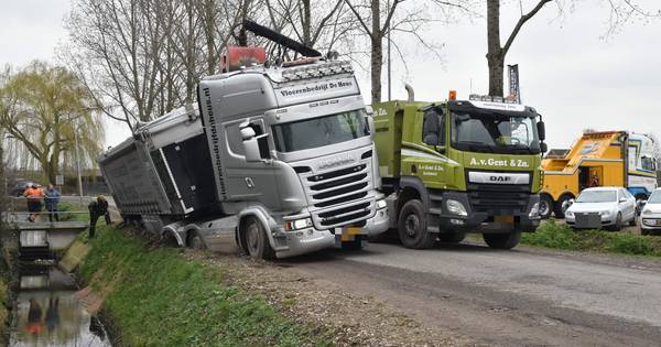 Vrachtwagen wijkt uit in Velddriel en komt vast te zitten in de berm - BD.nl