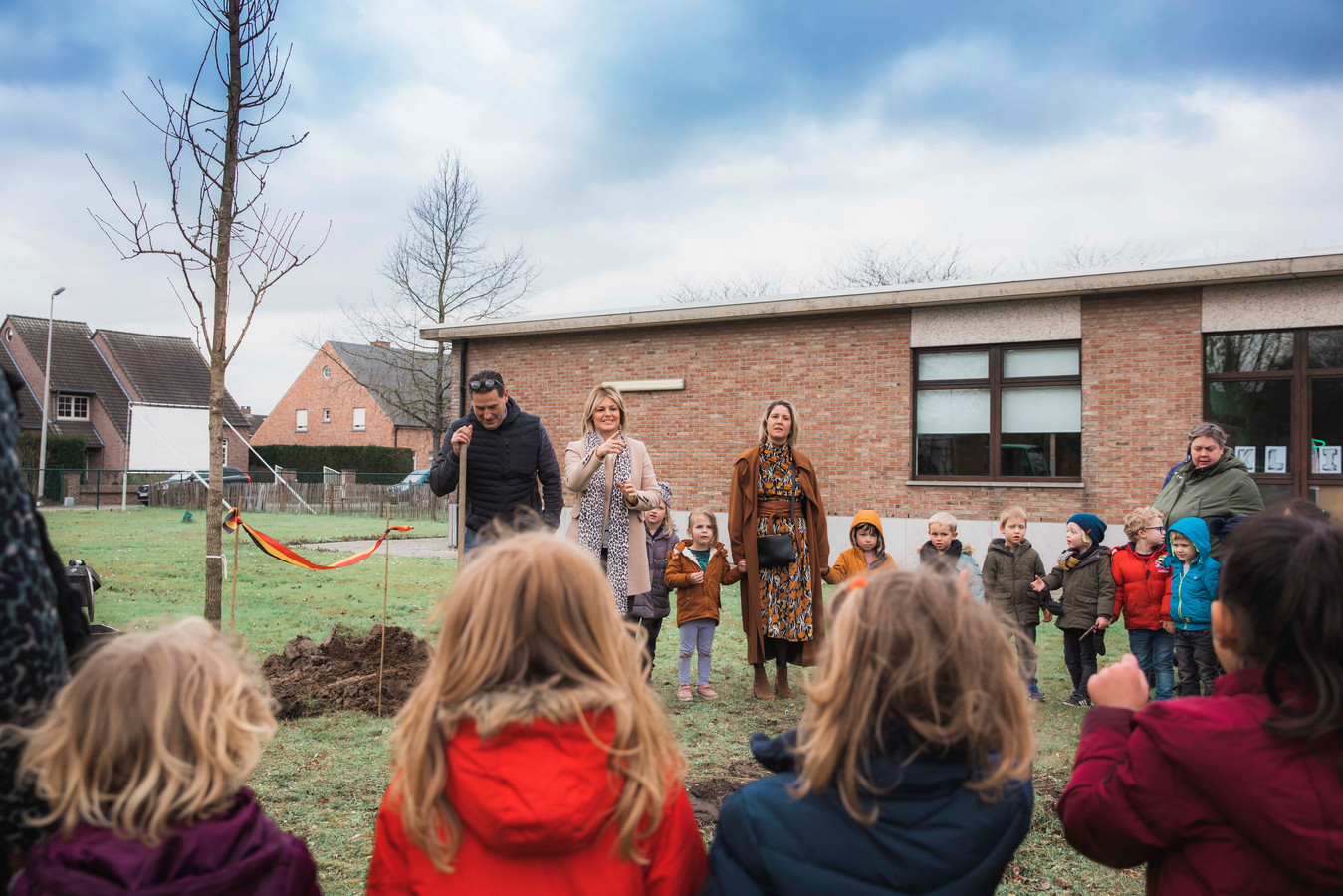 Basisschool Momentum plant klimaatboom | Foto | hln.be