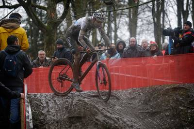 Ongenaakbare Van der Poel zet concurrentie te kijk in Namen