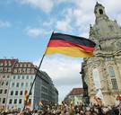 Vlaams Belangers speechen op verjaardag Pegida in Dresden, maar vooral tegenbetoging lokt massa volk