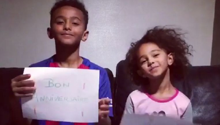 Kinderen van Mbaye Leye komen origineel uit de hoek om papa gelukkige verjaardag te wensen ...