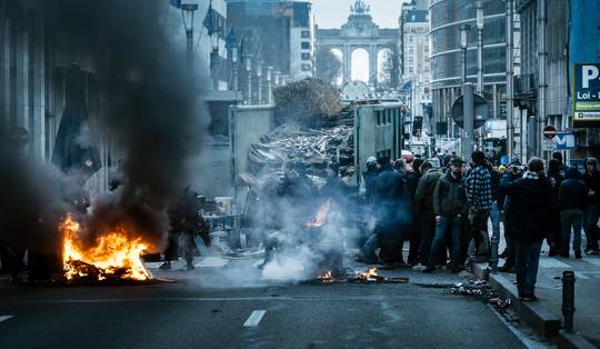 ▶ Traangas ingezet op Luxemburgplein, politie wordt bekogeld met aardappelen • Speeches verplaatst van locatie en timing