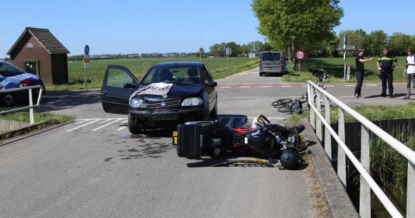 Motorrijder belandt in water na aanrijding met auto in Waverveen.