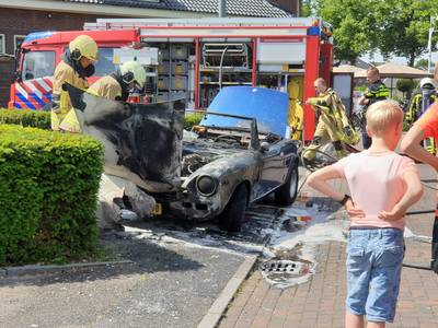 Pas gerestaureerde oldtimer brandt uit in Bornerbroek