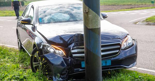 Taxi rijdt tegen paal in Heerle, passagier gewond naar ziekenhuis