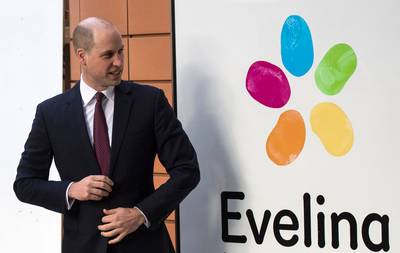 Prins William toont geschoren hoofd tijdens bezoek kinderziekenhuis