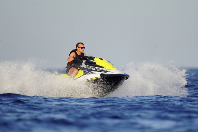 Le président s’est offert une escapade en solo sur un jet-ski.