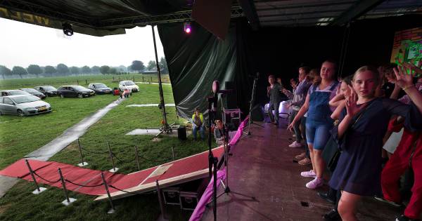 Leerlingen geven eindmusical midden in het weiland in Drempt, en ouders mogen kijken vanuit de auto 