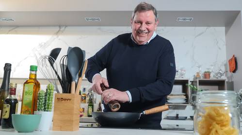 Wie is Donald Muylle (69), de man van de reclamespotjes van Dovy Keukens? “Mijn vader heeft mij laten zitten. Ik wilde me bewijzen”