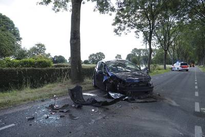 Auto slaat over de kop na botsing met bestelbus in Rijkevoort