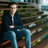 VRT-journalist Dries Hiroux: ‘Overdag, als ik aan het werk ben, dringen het verdriet en de gruwel niet door. Pas ’s avonds overvalt het mij’