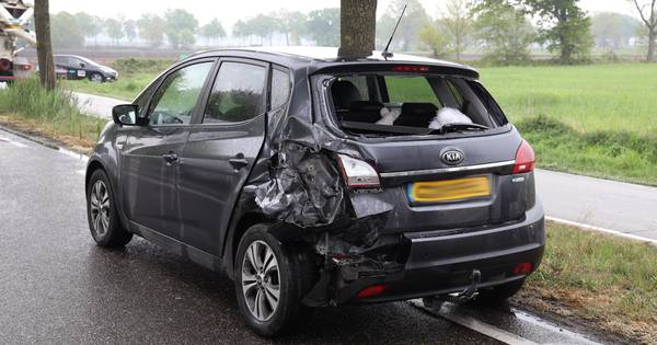 N264 bij Odiliapeel dicht na frontale botsing tussen vrachtwagen en tractor.
