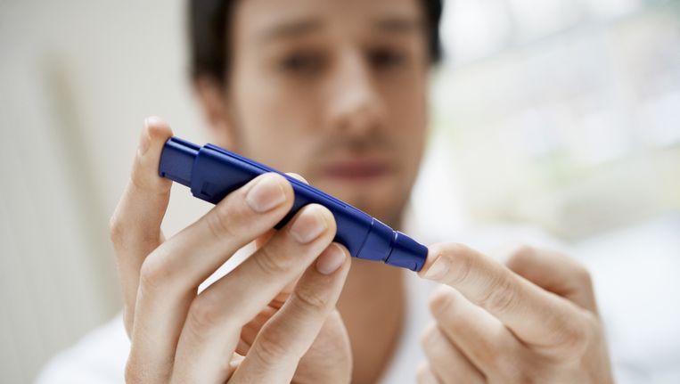 Een bloedtest kun je gemakkelijk zelf thuis afnemen Beeld thinkstock