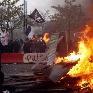 Rellen op eerste verjaardag ‘gele hesjes’ in Parijs: politie zet traangas in tegen relschoppers