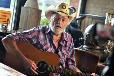 Troost in coronatijd: countrylegende Ben Steneker (85) zingt ‘No One Stands Alone’