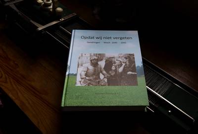 Boek over Gendringen en Wisch in oorlogstijd aan de voordeur overhandigd