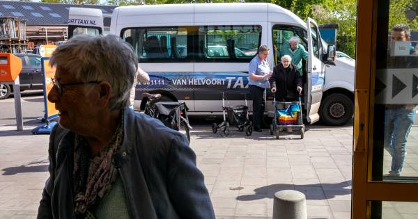 Ouderen in Bakel kunnen dankzij taxibusje weer winkelen: 'Dit is echt een uitkomst'
