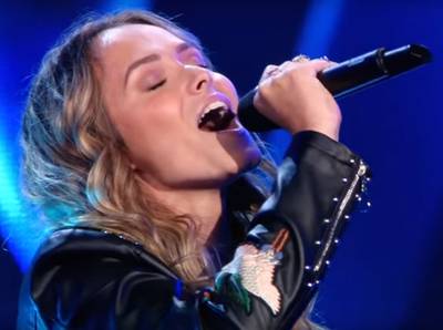 Juryleden The Voice strijden om mooie Demi (19)