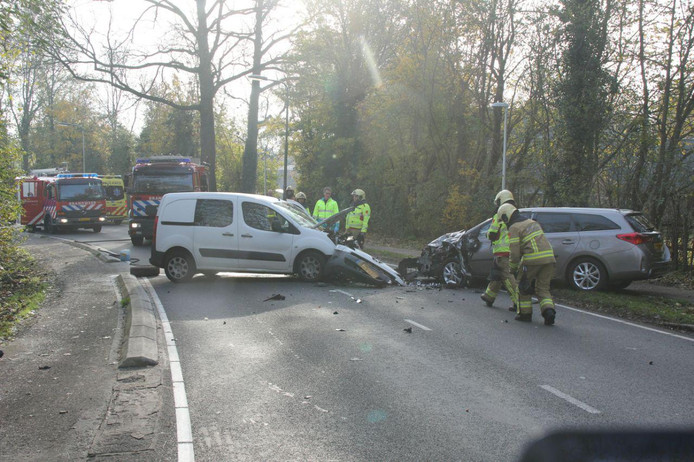 Drie mensen gewond na frontale botsing in Lochem.