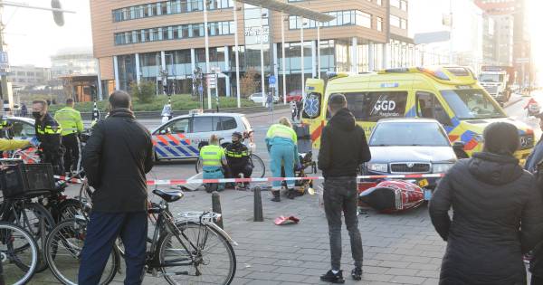 Scooterrijdster gewond na aanrijding met auto in Den Haag .