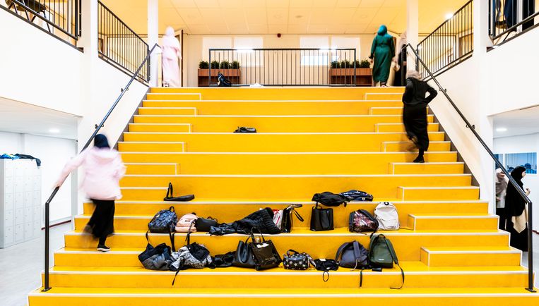 Kinderen in de pauze op het Cornelius Haga Lyceum in Amsterdam. Beeld Freek van den Bergh