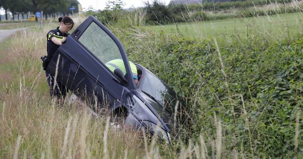 Auto raakt van de weg en belandt in sloot in Gassel