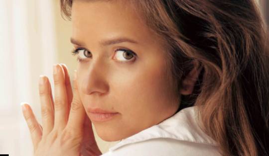 ‘HUMO’ en ‘Apache’: ‘Epstein-documenten werpen nieuw licht op Masja Drokova: ook link met Vlaams Belang-kopstuk Tom Vandendriessche’