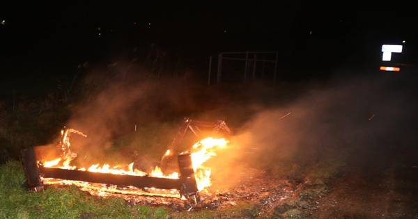 Picknicktafels volledig afgebrand in Waardenburg | Bommelerwaard - BD.nl