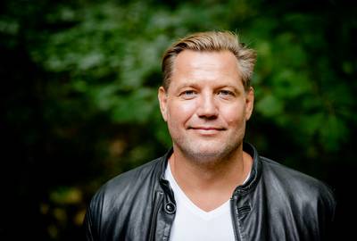 Verhulst met grime en pruik de straat op om te zien hoe (on)veilig het verkeer in Ede is