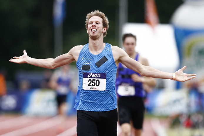 Thijmen Kupers juicht na het winnen van de 1500 meter tijdens het NK Atletiek
