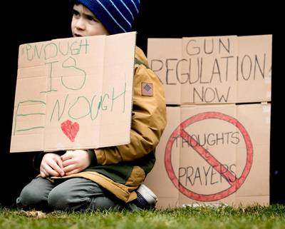 Amerikaanse kleuter (6) wandelt met pistool op zak school binnen
