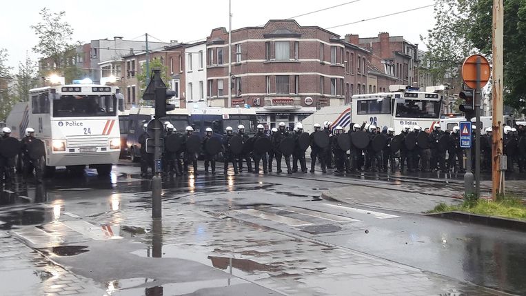 VIDEO toont rellen tussen Beerschot-fans en politie