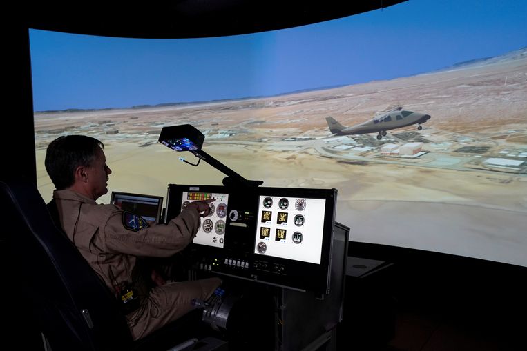 NASA testpiloot Wayne Ringelberg oefent in een simulator voor de eerste vlucht van NASAmet een elektrisch vliegtuig.