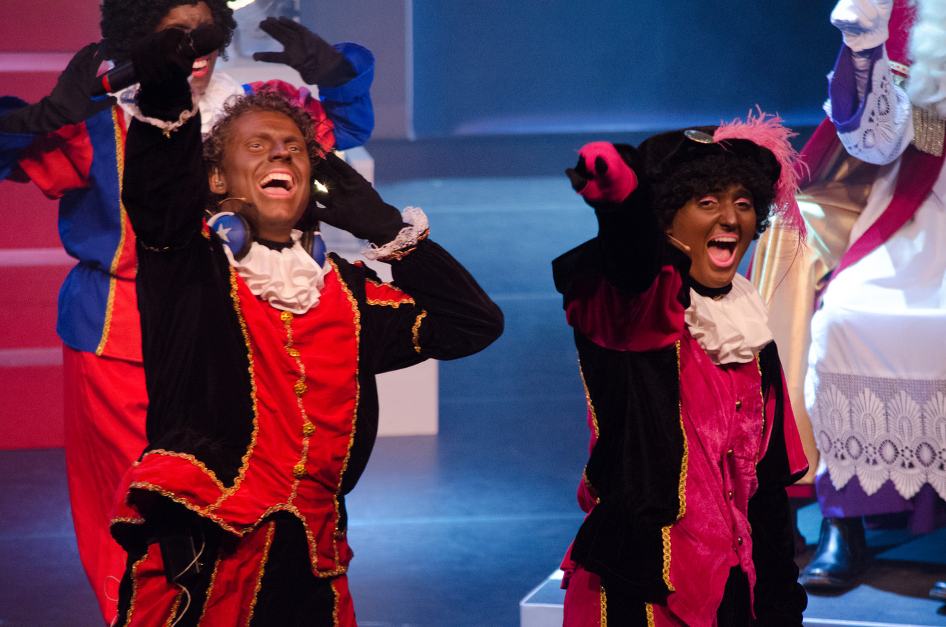 Met familie naar show Party Piet in Enschede Foto tubantia.nl