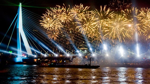 Vuurwerk en gratis oliebollen in Rotterdam | Binnenland | AD.nl