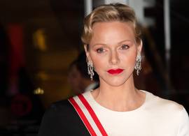 Prinses Charlene voor het eerst weer lachend te zien na operaties en scheidingsgeruchten