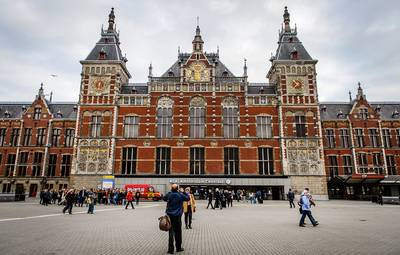 Grote storing legt treinverkeer rond Amsterdam plat, stel reis uit