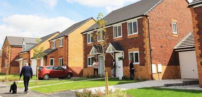 Wanhopige Britse huizenzoekers kamperen al negen dagen in auto voor nieuwbouwwoning