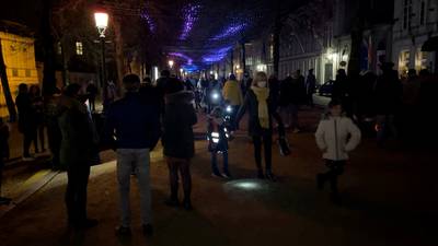 “Blijf vanavond weg uit Brugge”: politie roept mensen op thuis te blijven na volkstoeloop richting lichtfestival