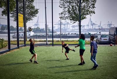 In de wijk van Wijnaldum: 'Als je het hier redt, schop je het ver'