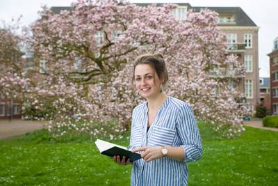 Stadsdichter vereeuwigt Wagenings mooiste magnolia