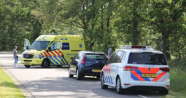 Fietser en scooterrijder gewond bij botsing in Ambt Delden.